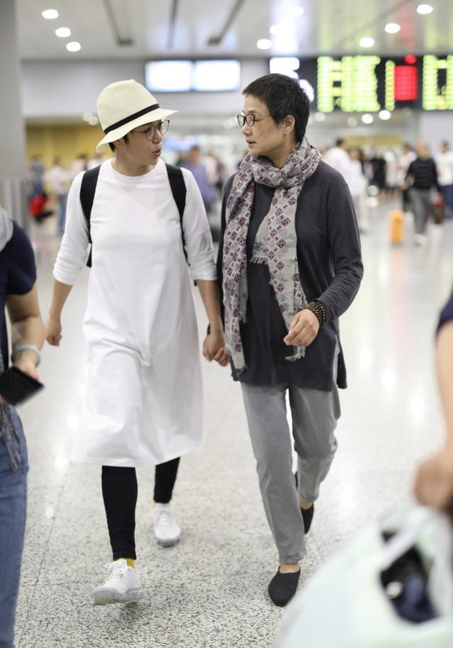 【穿衣搭配】蒋雯丽姐妹好有气质，穿搭简约随性却吸睛，中年活得真实又自在