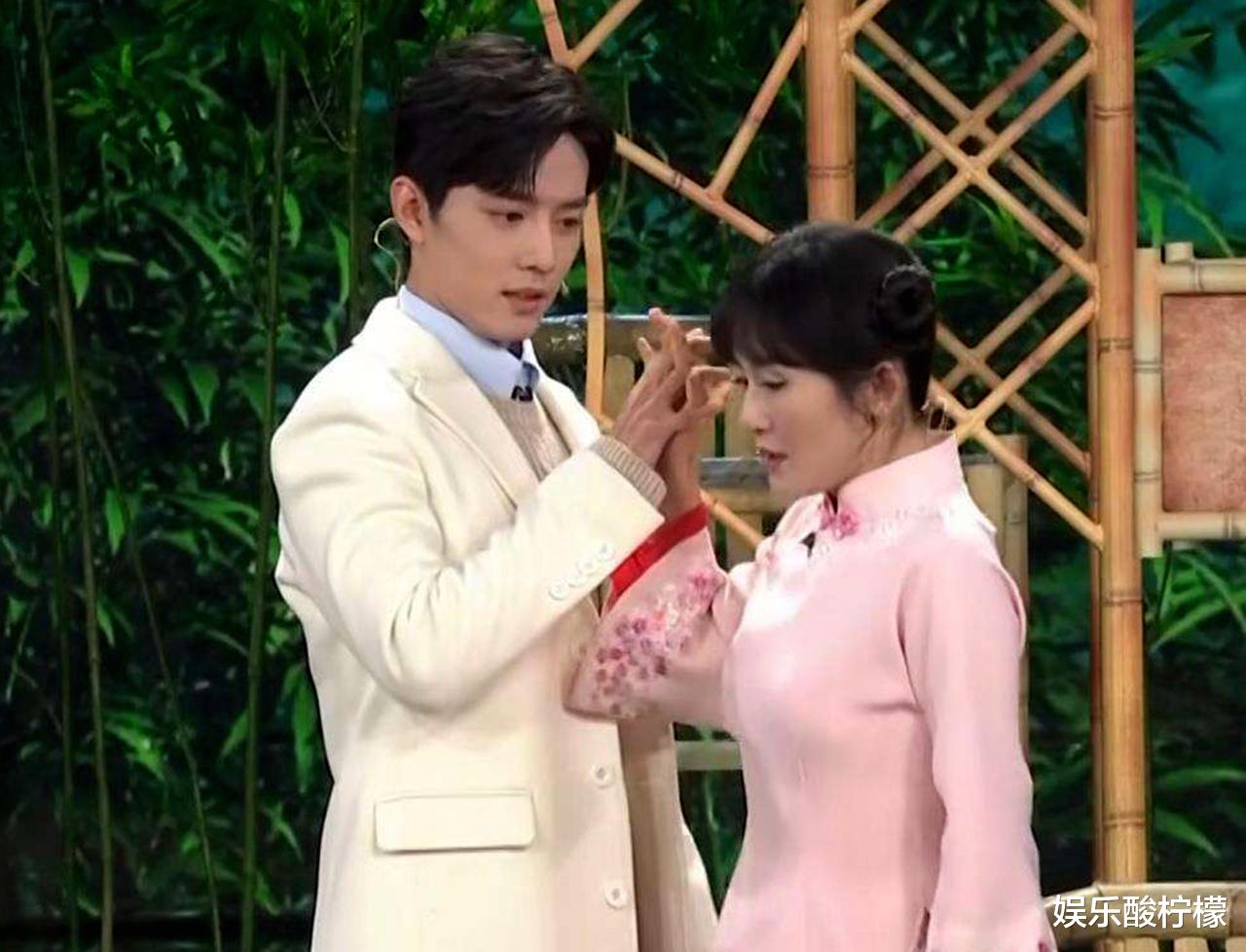 「沈腾」一边是谢娜，一边是贾玲，沈腾两个节目同时开播，谁是最后赢家