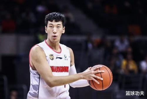 易建联|5分钟5犯规，真的是废物啊！把场边的易建联看呆，而杜峰直接就傻眼了！