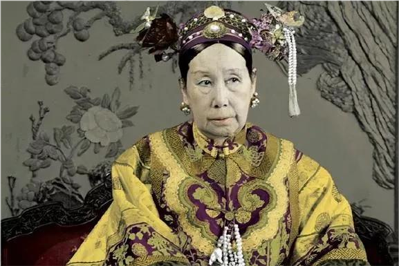 慈禧太后|慈禧的尸体为何一年以后才下葬?下葬当天,真的是臭气熏天吗?