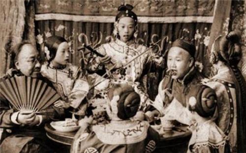 老照片|晚清百姓生活老照片，地主小老婆确实漂亮，抽鸦片的女子打扮时髦