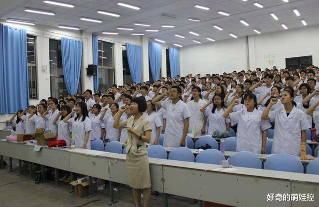 医生|2021年想要考医学专业考生，这4件事应该知道，当医生并不容易
