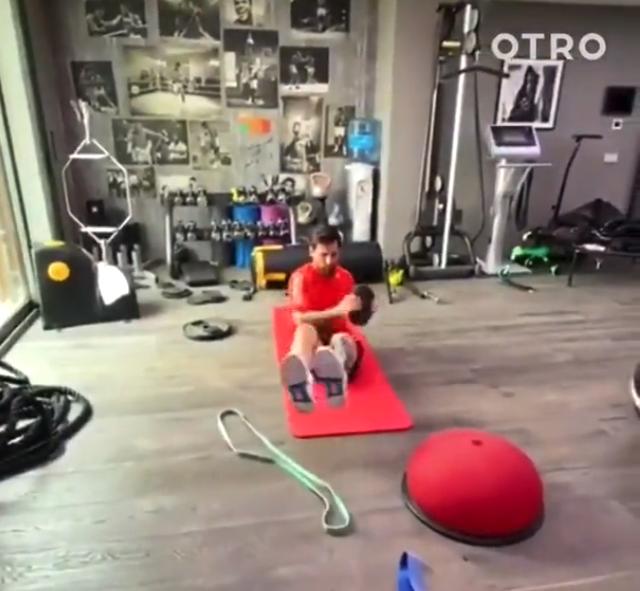 『梅西』疫情导致集体降薪，并没影响梅西在家享受天伦之乐