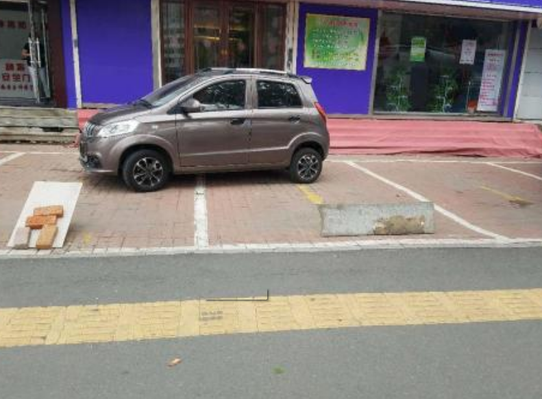 奔驰|20万买的车位被霸占，业主拿出“强效脱漆水”，奔驰瞬间变了样