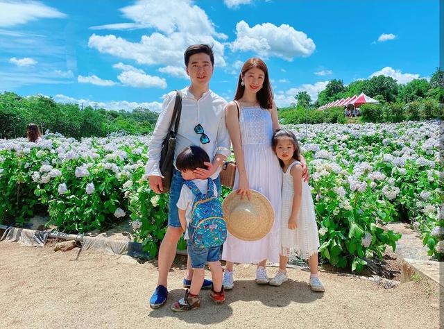 「林志颖」林志颖弟弟全家福曝光，一双儿女萌态十足，妻子爱画画插花有才情