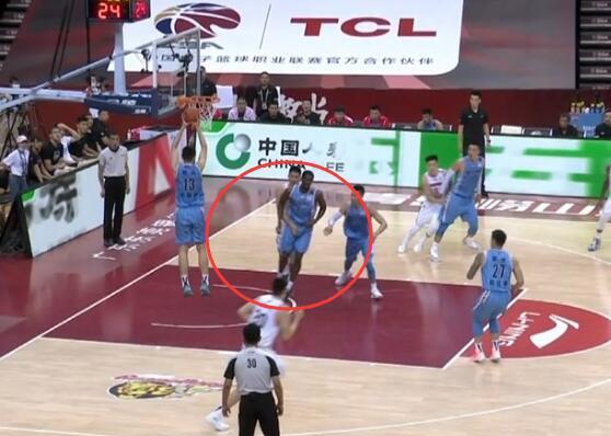 广东男篮|CBA超恶劣动作：首钢外援愤怒举报！广东中锋掏裆，打8分钟惨遭驱逐