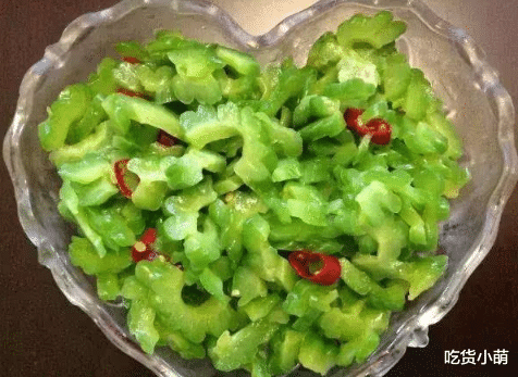 辣椒炒肉▲原来切掉苦瓜的“苦源”，一点苦味都没有，大厨：只需这样就OK