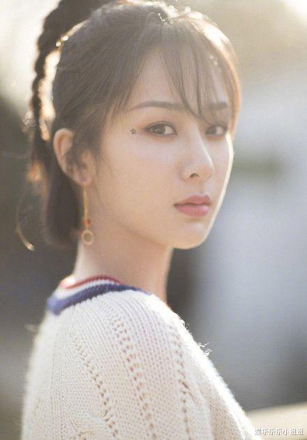 『迪丽热巴』最新明星权力榜：赵丽颖掉出前５，迪丽热巴第二，第一实至名归