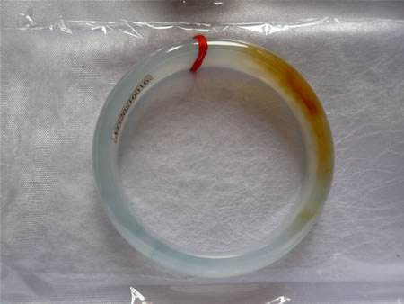 【翡翠手镯】价值千万的翡翠手镯用纸包装那么随意是偷工减料还是……