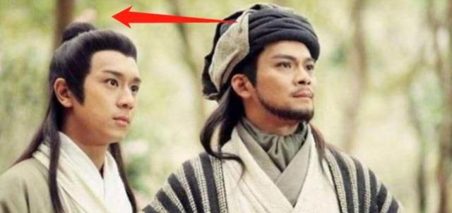 黄日华|为啥黄日华版乔峰一直戴着帽子？当他摘下帽子后，原谅我笑出了声