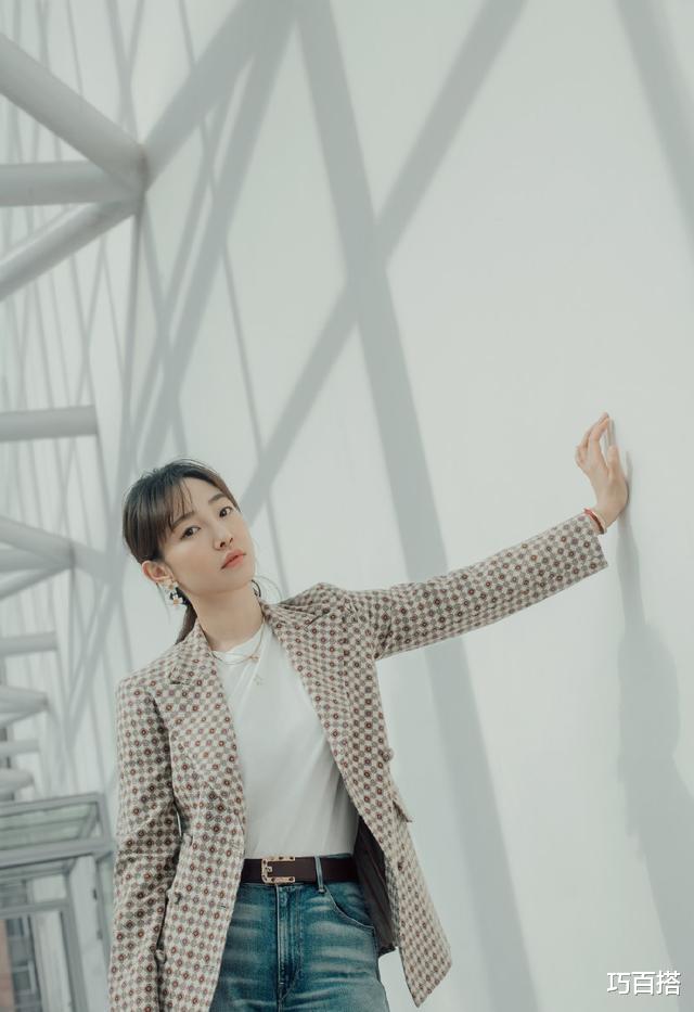 「穿衣搭配」白百何不去《乘风破浪的姐姐》真可惜，三套私服穿搭比鲜肉还显嫩