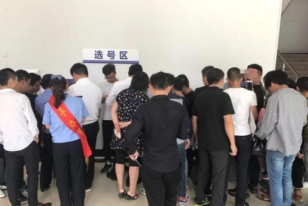 【豹子号】车主摇到豹子号车牌，老婆看后脸都白了：这不是骂人吗？