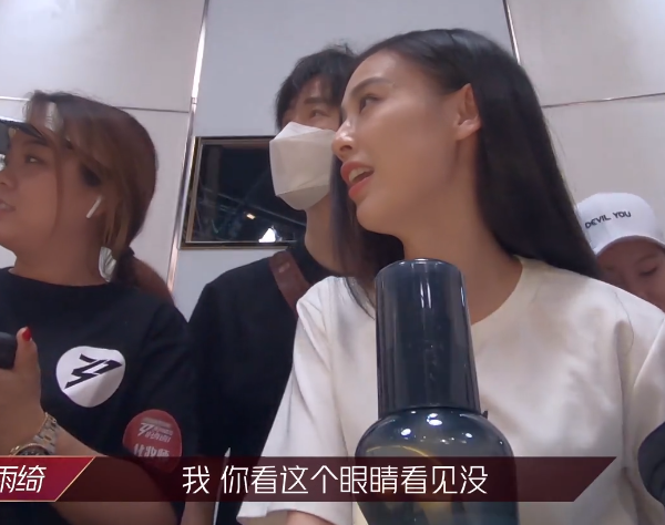 #郁可唯#请不起造型师？郁可唯参加选秀独自一个人化妆，对比黄圣依太寒碜