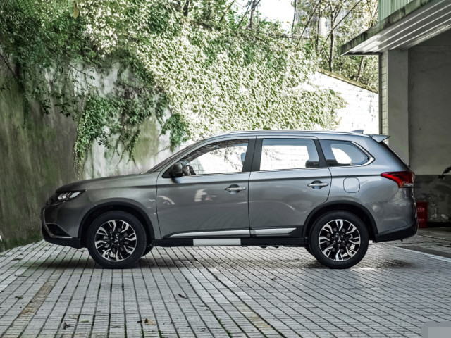 三菱欧蓝德|三菱欧蓝德又降了,起售14.48万,四驱+独悬,还要啥H6