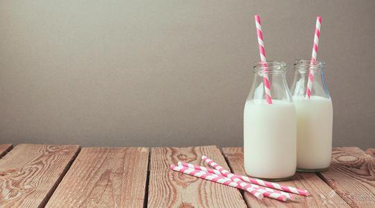 牛奶|常喝牛奶可以壮骨?医生:大错特错,若想养好骨,常吃3物