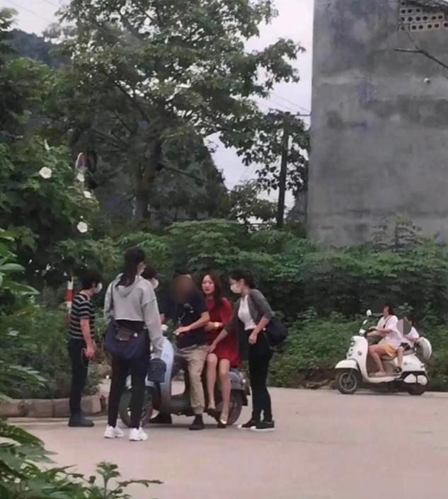 杨钰莹|杨钰莹国庆商演因打不到车无奈坐电瓶车满脸沮丧，上台立刻变脸