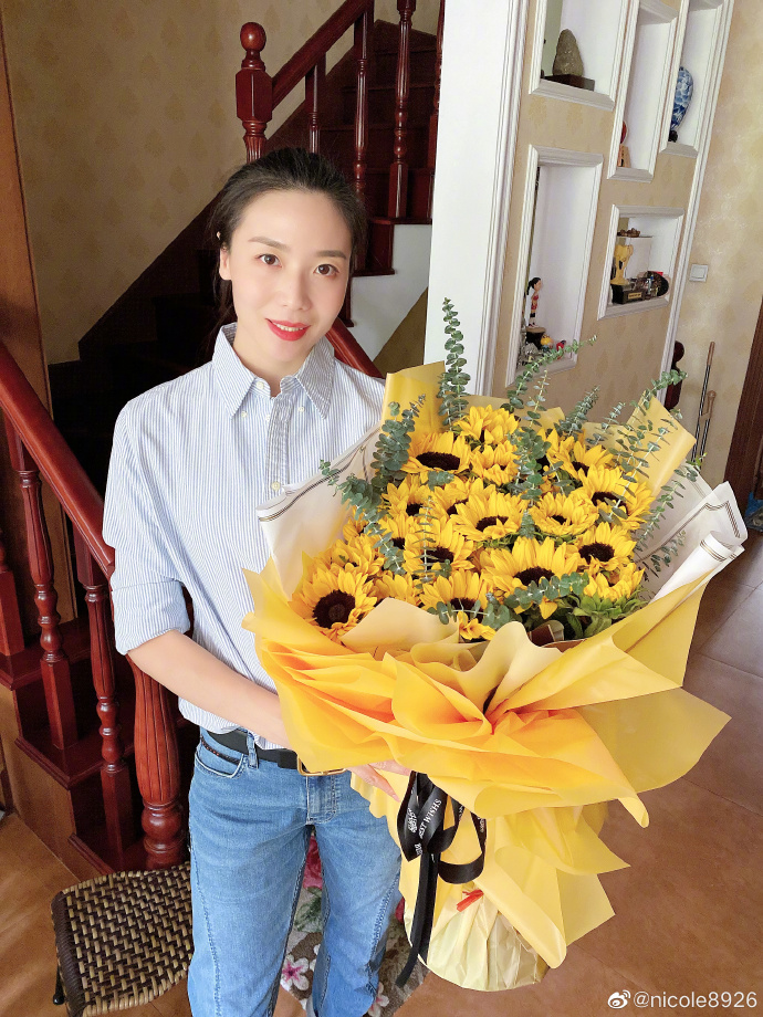 魏秋月|女排前队长捧蛋糕鲜花庆生，老公陪魏秋月看电影 张常宁赞李盈莹
