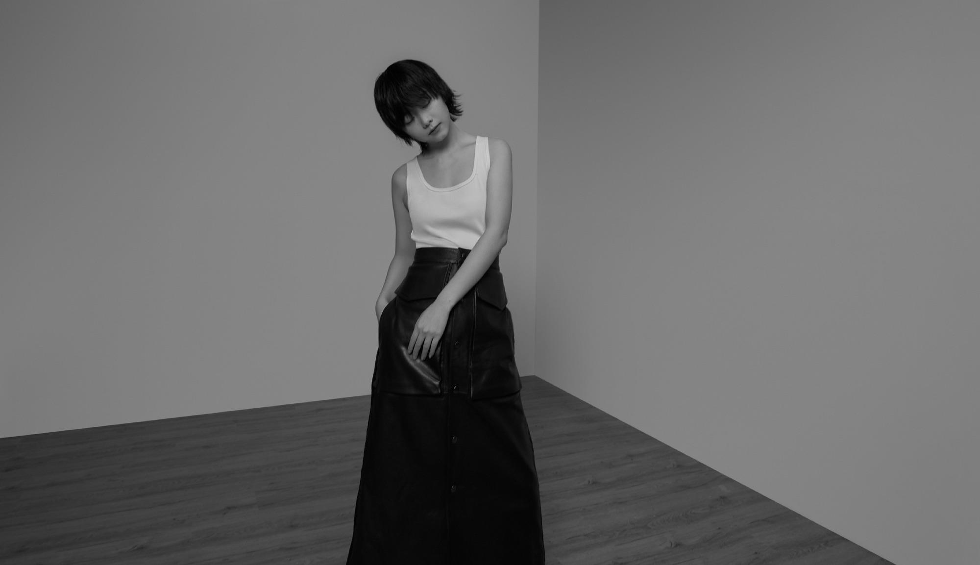 『短发』谭松韵短发时尚大片清爽来袭，雀斑妆搭配背心简单俏皮，可爱漂亮