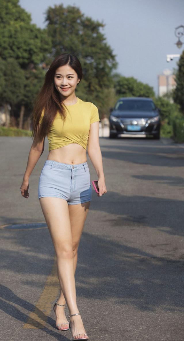 短裤|胖女孩的减肥式造型,露脐短袖+牛仔短裤,秀出苗条身材