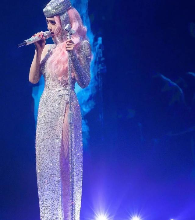 蔡依林|40岁蔡依林秀火辣身材，从被嘲婴儿肥到拥有马甲线，自律真的可怕