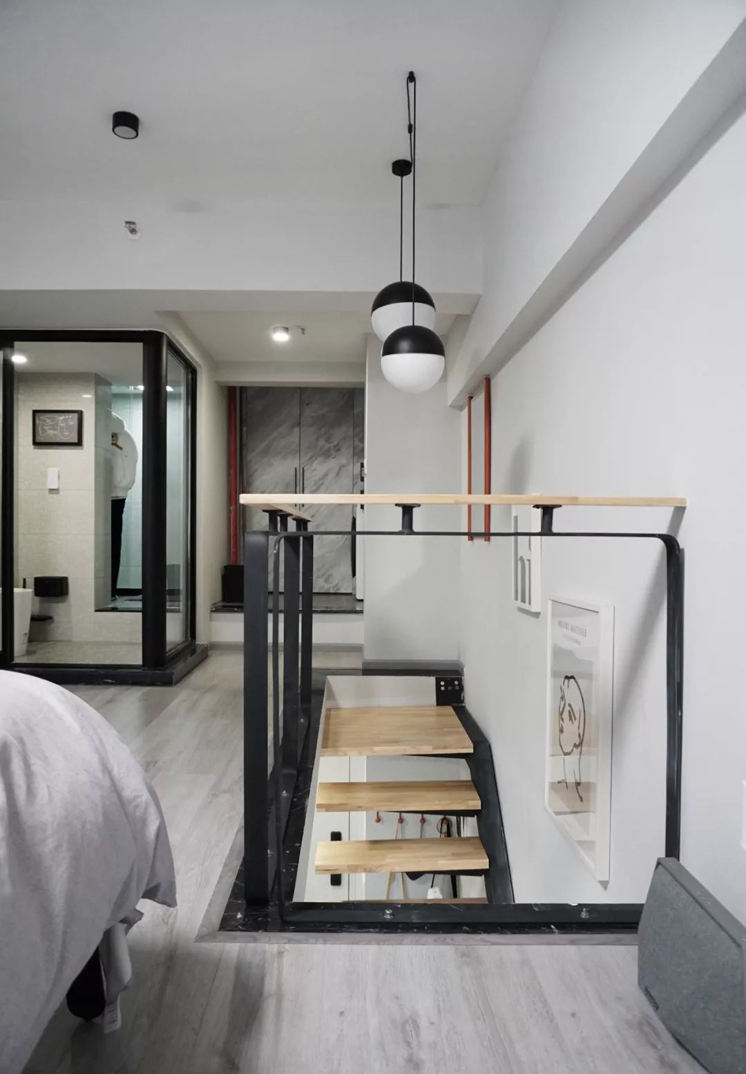 ：25m2迷你loft单身公寓，黑白灰+原木设计，简约又有格调！