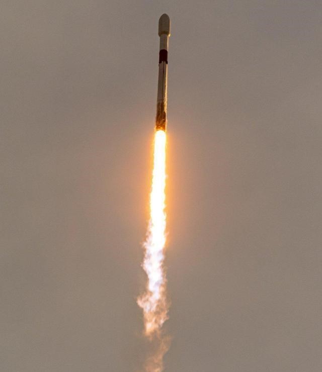 SpaceX|在经过数次延误之后，SpaceX终于用“三手火箭”把60颗卫星送上天