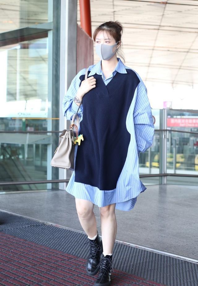 蒋欣▲蒋欣气质感挺强，\芭比粉\口红也能驾驭，戴墨镜有种\大佬范\