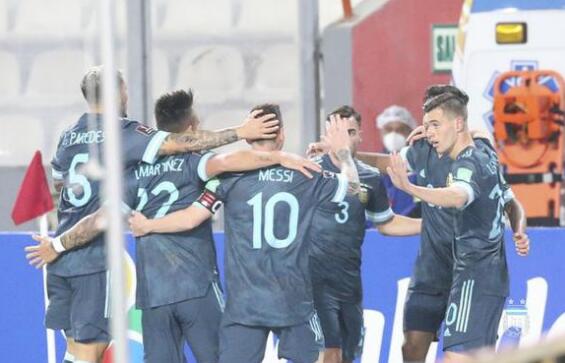 梅西|阿根廷2-0!有谁注意到裁判听VAR时梅西的表情,太担心了