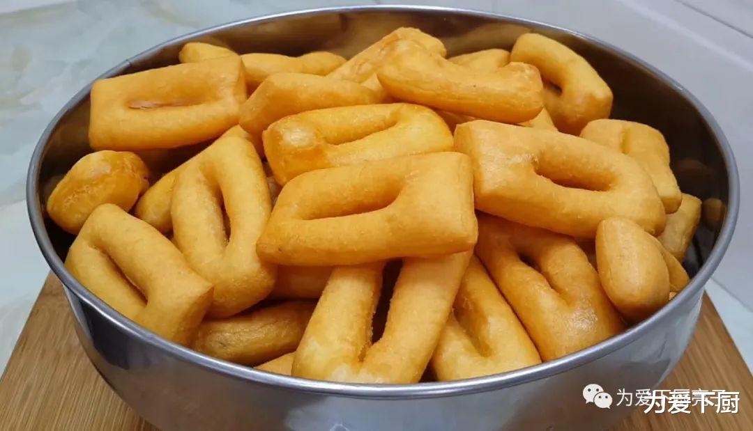 [鸡蛋]面粉别再烙饼了，加4个鸡蛋，又香又脆又松软，比饼干油条还好吃