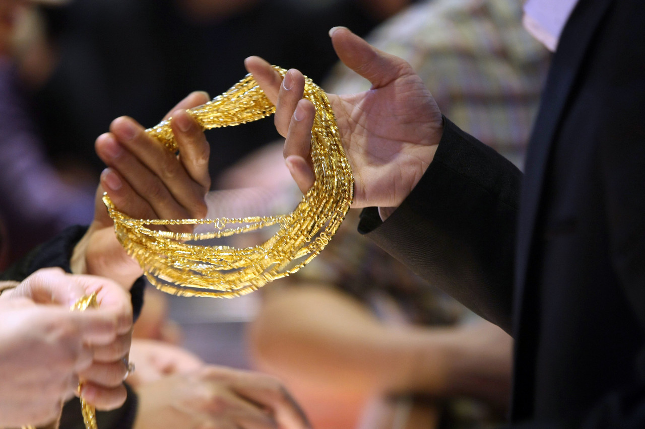 黄金价格|大妈终于“解套”了！600元1克的黄金，到底该买还是该卖？