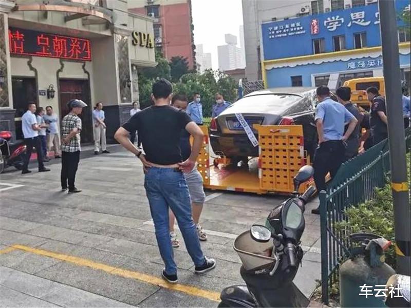 银行|夫妻2人贷款500万买劳斯莱斯,1年后银行懵了,网友:真乃奇葩!