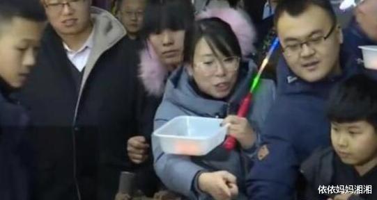 创业@初二学生摆地摊8天赚2w?这是传说中的商业奇才,网友:逗我玩?