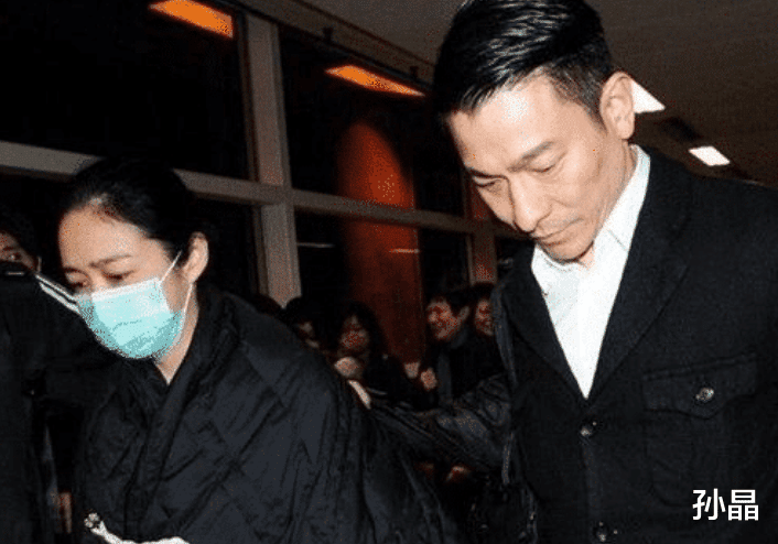 「刘德华」难怪刘德华不晒自己老婆，看到结婚照后，网友：这谁敢晒啊！
