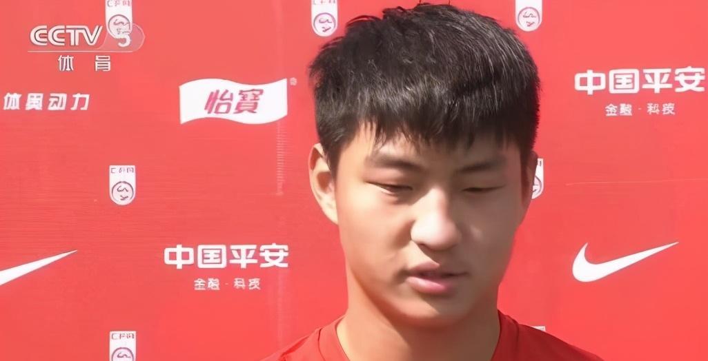 李霄鹏|14轮中超他仅首发1次，入选国足引发争议，接受采访疑暗贬李霄鹏