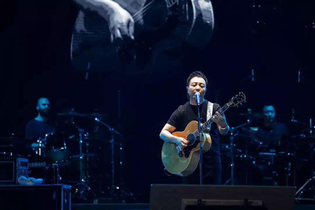 ##他是许巍，他是永远不会被人遗忘的自由诗人