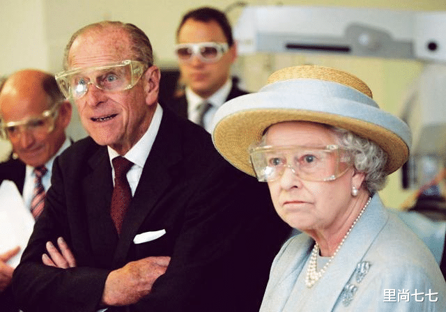 #查尔斯王子#儿子确诊女王居家办公，93岁造型精致红唇明艳，却难掩满眼焦虑