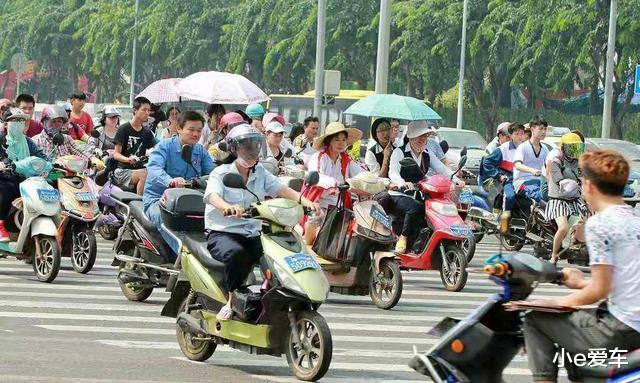 电动车|“超级电动车”问世,续航300公里充次电骑三天,车主:我要换车