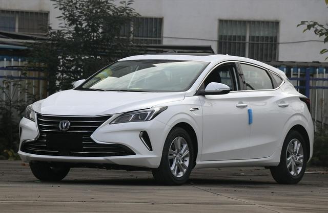 长安汽车|高颜值国产家轿，1.6动力油耗仅5升，新逸动XT比思域还帅气！