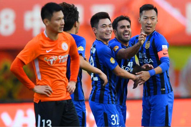 『广州恒大』郑智从主力变为替补,恒大新队长浮出水面,一人让球迷心服口服!