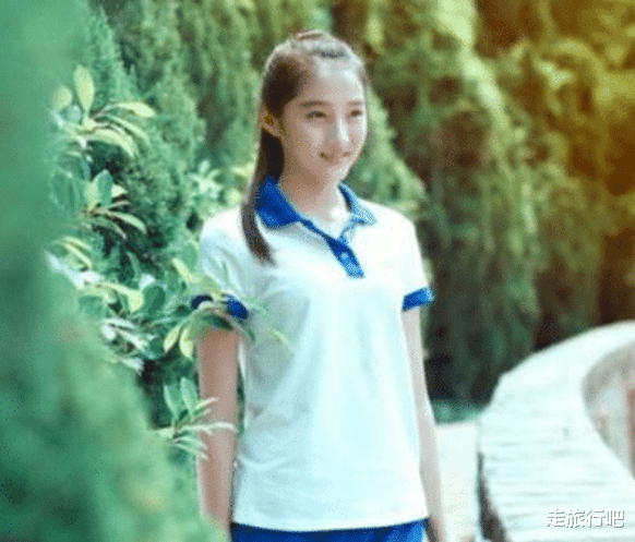 『关晓彤』关晓彤早年选秀照流出，肚子“赘肉”太抢镜，鹿晗看了作何感想？