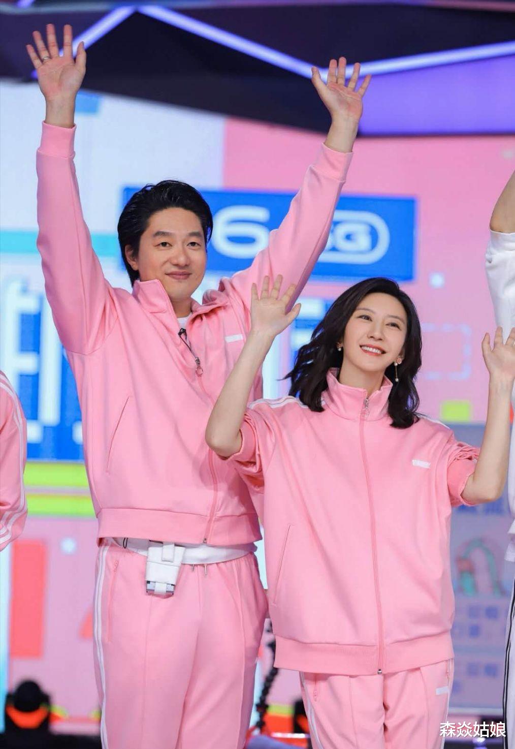 【唐一菲】唐一菲全家阳台烤串，凌潇肃父子胖成球，阳台底下别墅成群