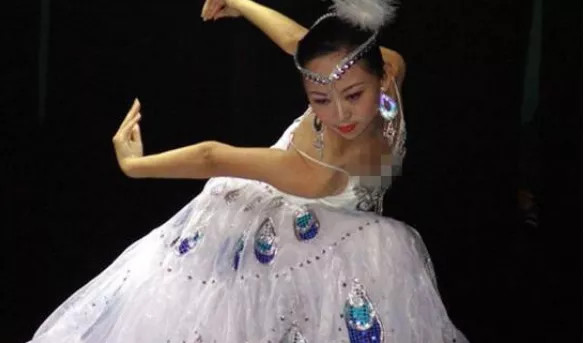 春晚|当年春晚“千手观音”聋哑人领舞，被富豪苦追8年，如今却成了这样