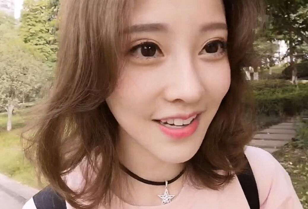 【冯提莫】冯提莫参加节目被摸大腿19次依然赔笑，看来吴京说的是对的······