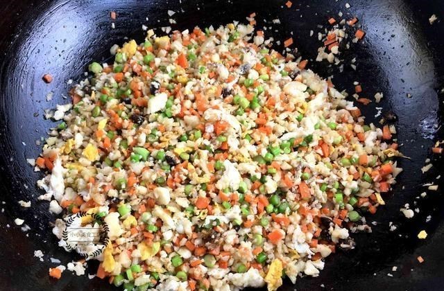 炒饭▲闺蜜用它代替主食,一周瘦了5斤,低脂又饱腹,衣服降到S码