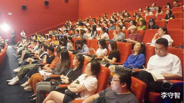 「潜规则」博纳影业副总裁去世疑因压力大，但总裁夫人未受行业影响风光依旧