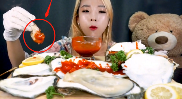 |大胃王吃30只“烤生蚝”，看着比脸大，取出肉后，网友：耍我呢？