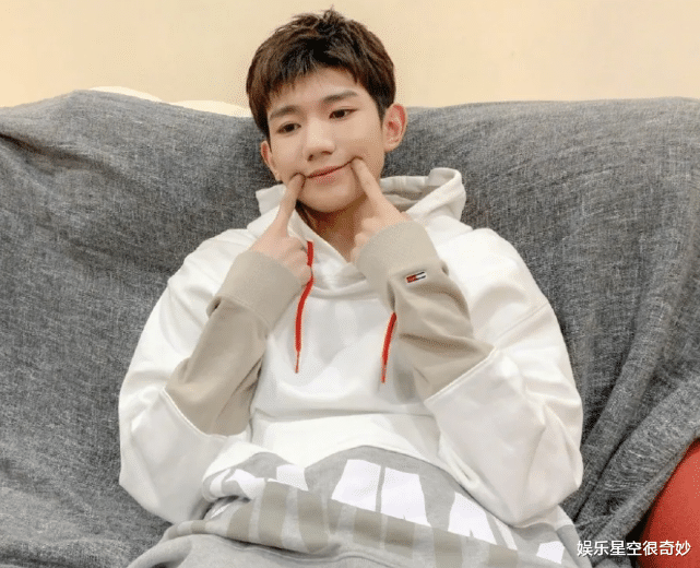 [发型]有种“解放”叫王源，出国留学没敢染发，回国后新发型刷新颜值