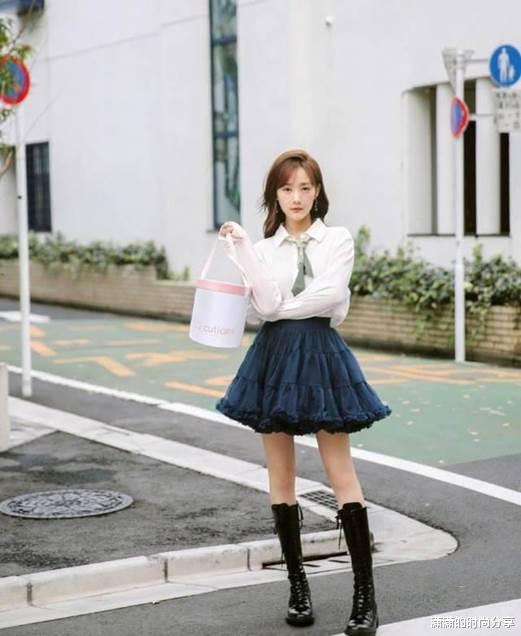 李一桐：李一桐是带不火的女星？明艳黄色搭配“水泥靴”，魅力没话说