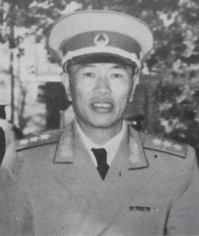 邓华|一士兵从报纸上认出父亲,指导员却说:那是首长别瞎想