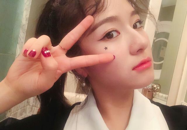 李兰迪|李兰迪开始走“女团”路线？瘦身后美过“初恋”，穿衣偏爱清新范